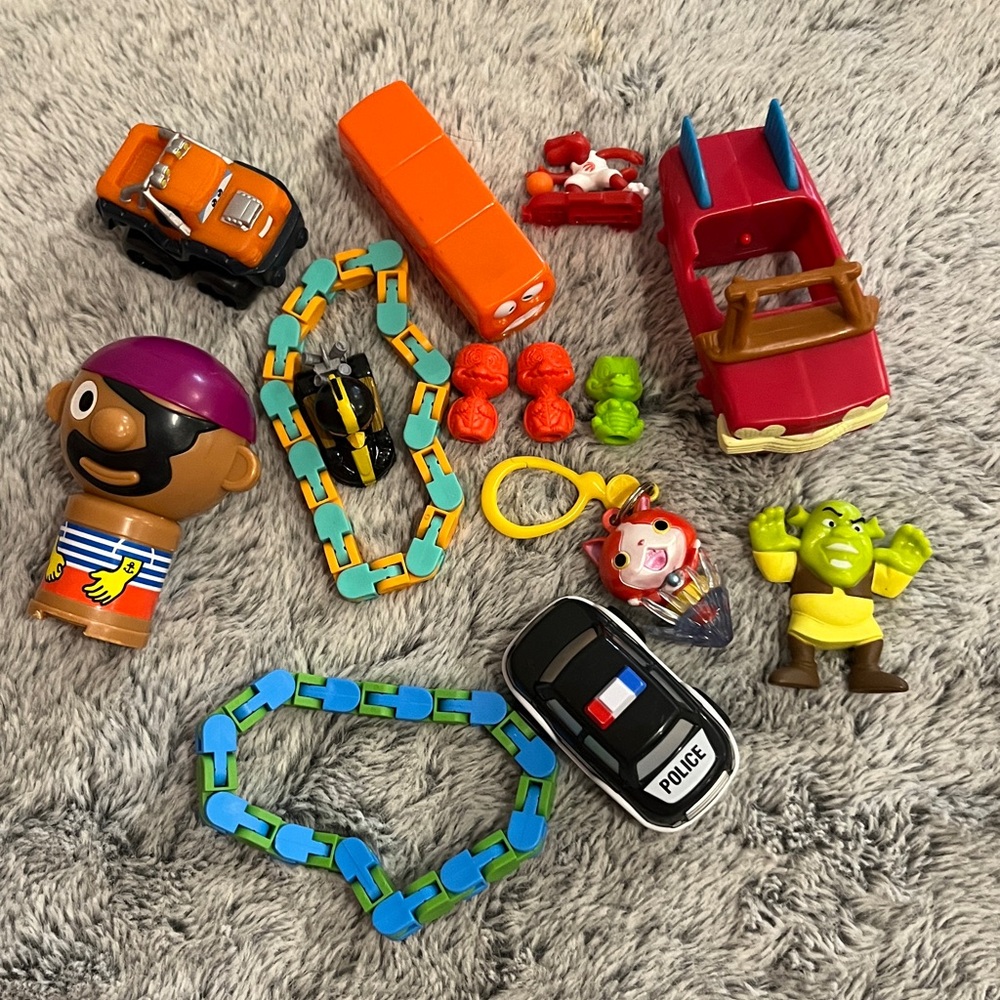 🐶3/20$ Lot of toys Shrek , fidget , tonka , anges Bird… Read